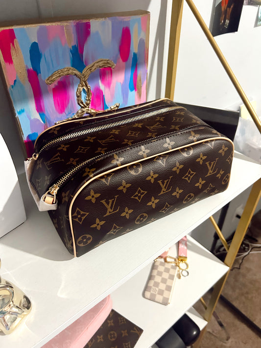 Toiletry bag ￼